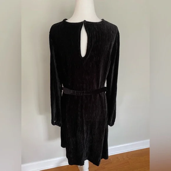 🆕 VICI Harlyn Velvet Tie Dress-Black - Picture 7 of 9